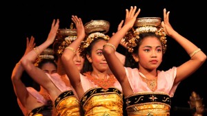 Photo of four dancers of Gamelan Sekar Jaya